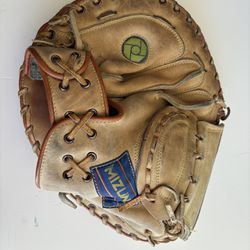 Mizuno MT1060 Lite Flex Professional Model Catchers Mitt RHT Baseball Glove