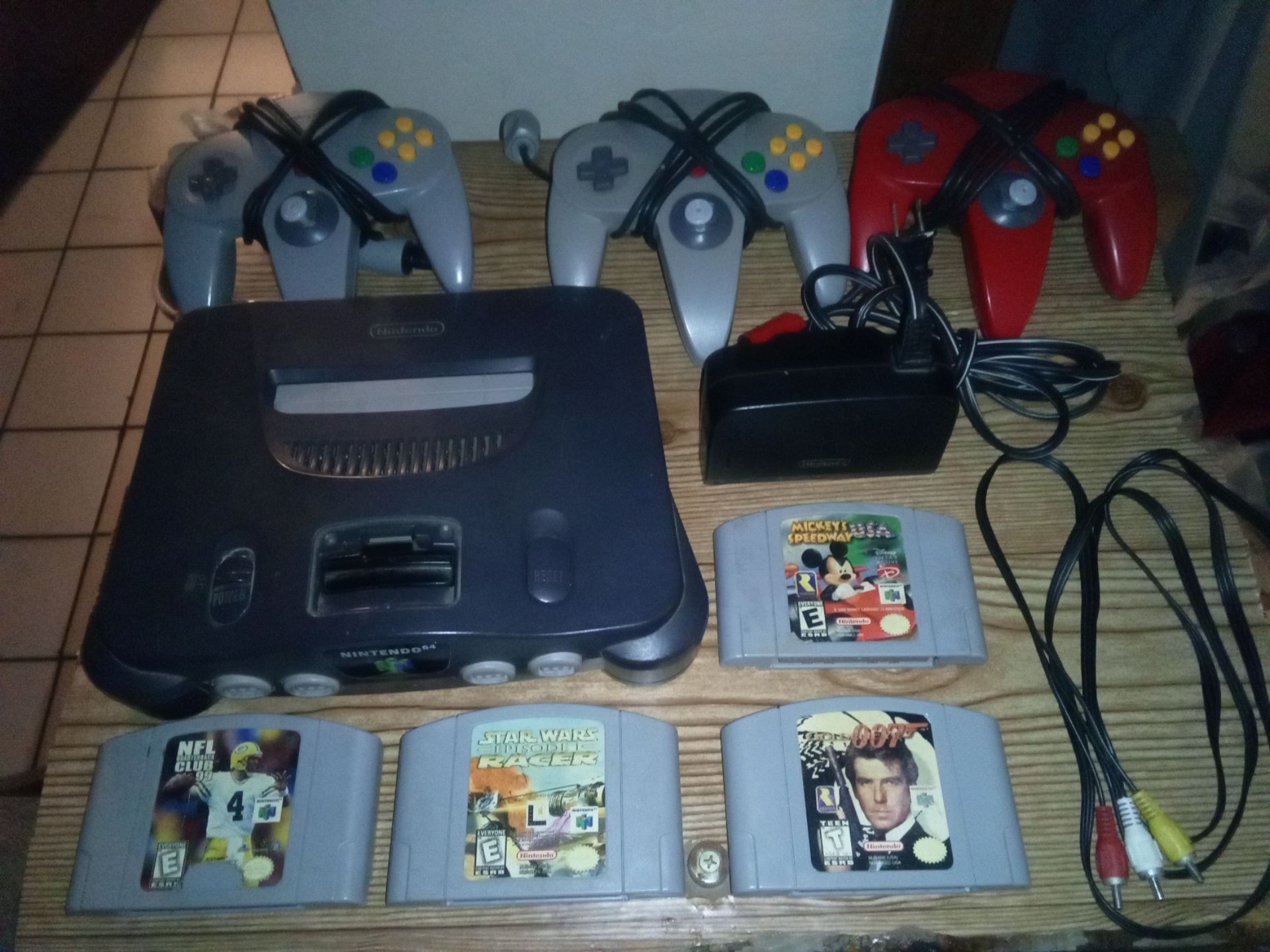 Nintendo 64 Bundle 3 games 3 controllers