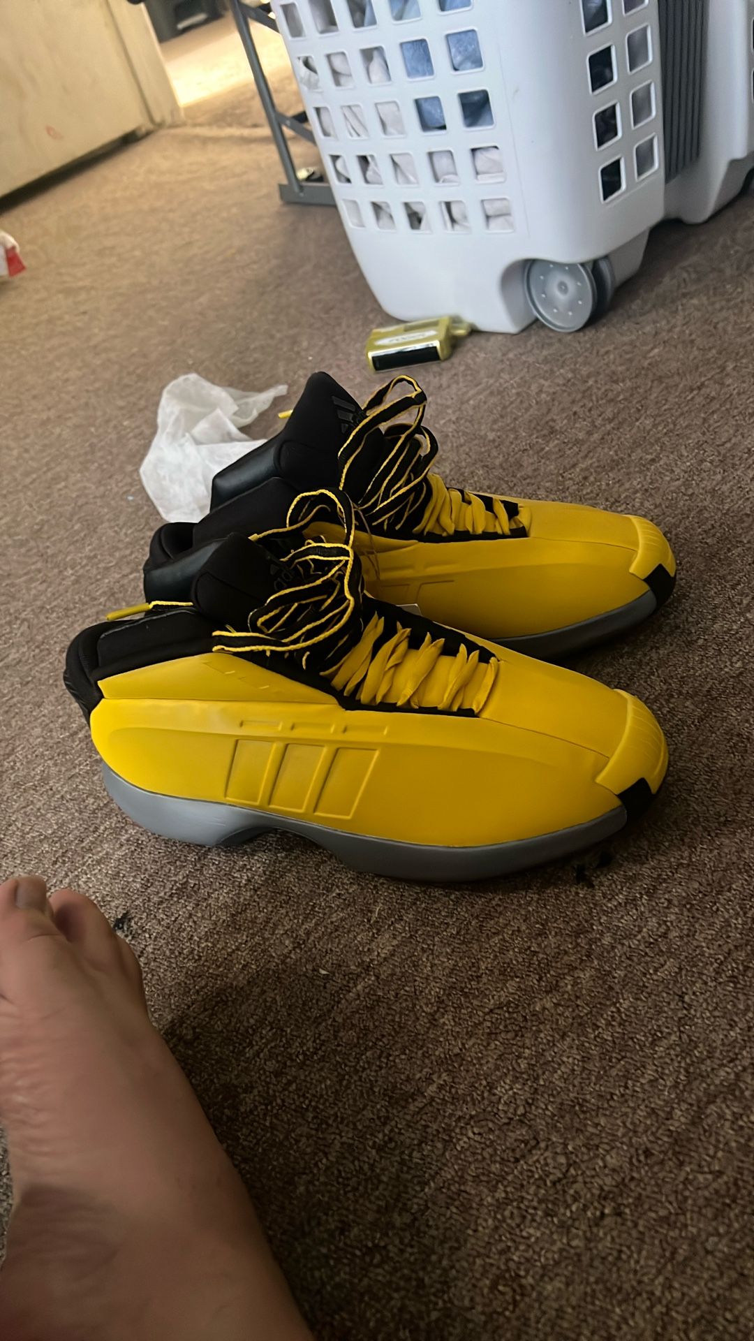 Ds Kobe 1 Spaceman Yellows Size 11 Will Fit 10.5 And 10
