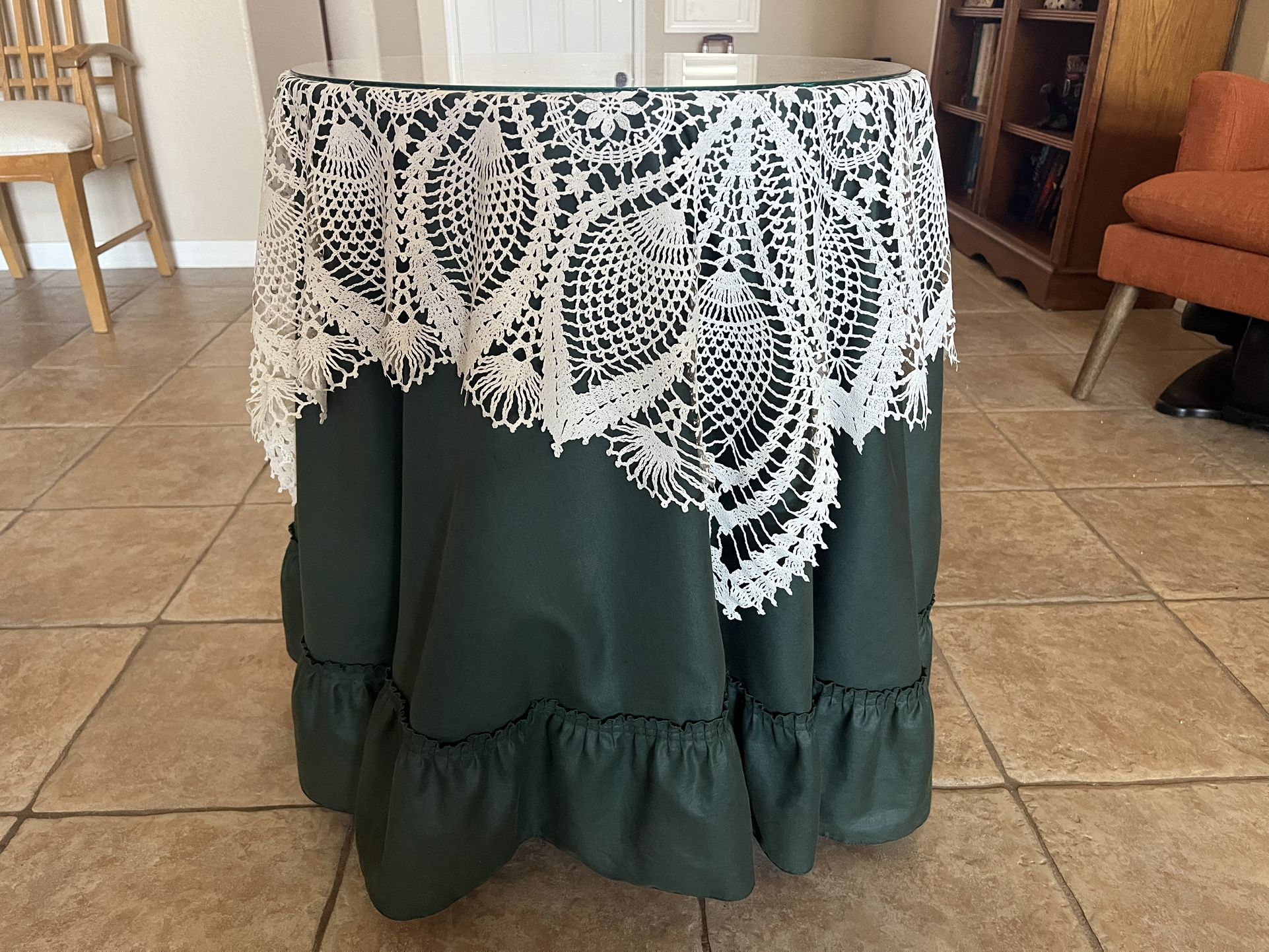 Handy Round 3-Legged Side Table With Glass Top & 2 Tablecloths