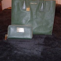 DARK GREEN MICHAEL KORS PURSE
