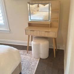 Like New Mirror Vanity W Stool