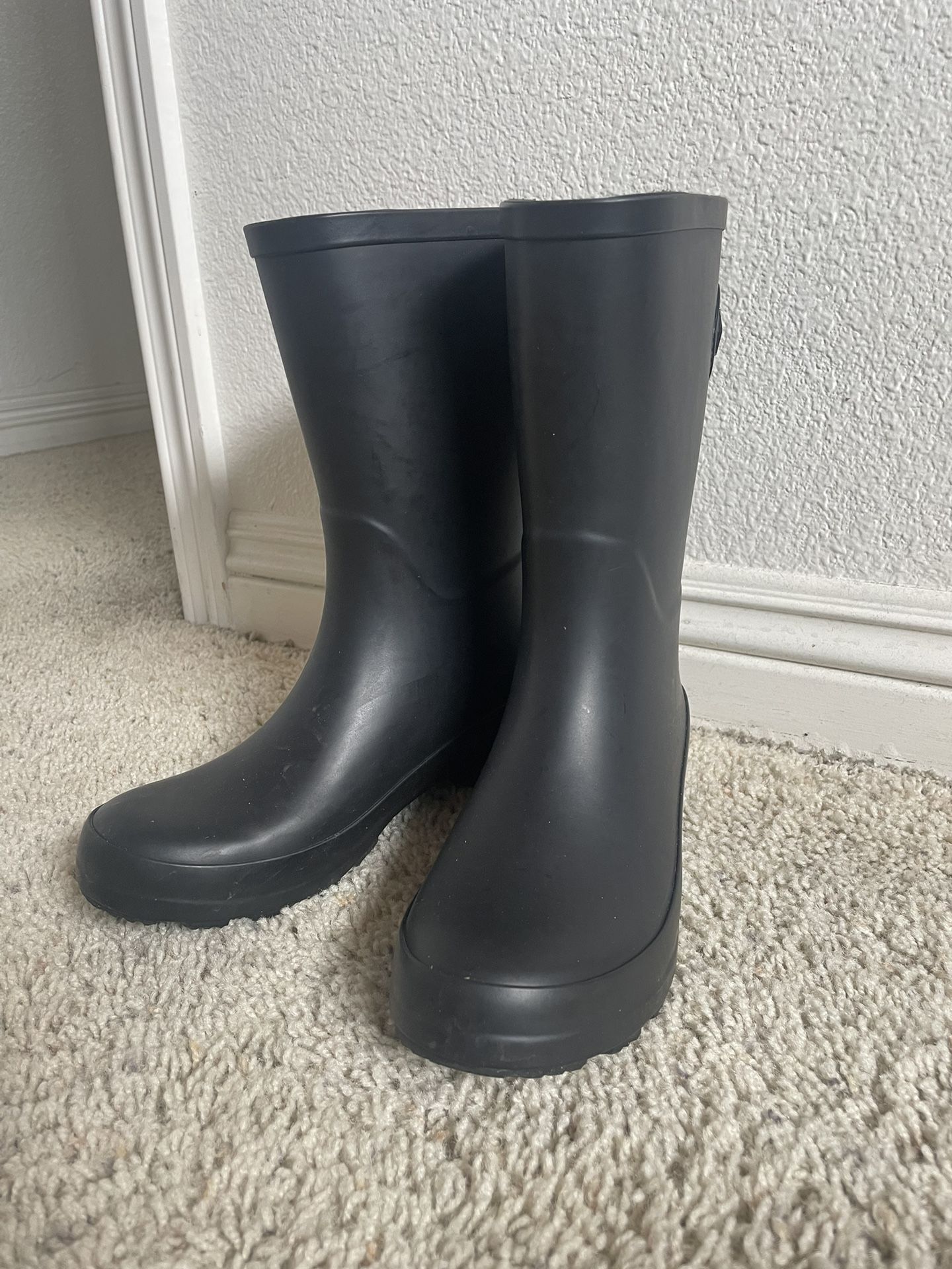 Women’s Size 7 Rain Boots – Mid-Calf with Rubber Sole
