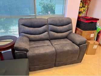 New recliner love seat (please read detail)