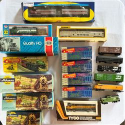 Vintage Electric Train Set Private Collection - 31 Pieces