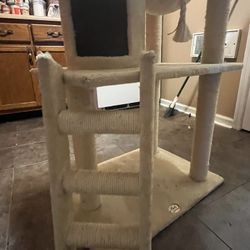 Sturdy Multi-Level Cat Tree – Excellent Condition!
