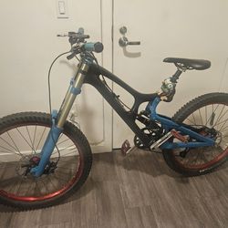 Santa Cruz V10 Carbon DH Bike – VPP – RockShox Vivid Air – Spank Oozy Wheels