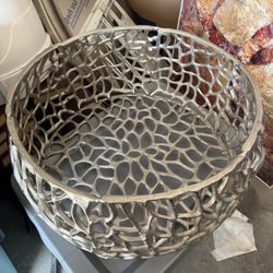 Decorative Metal Accent Table / Openwork Coffee Table / Ornamental Metal Basket Table