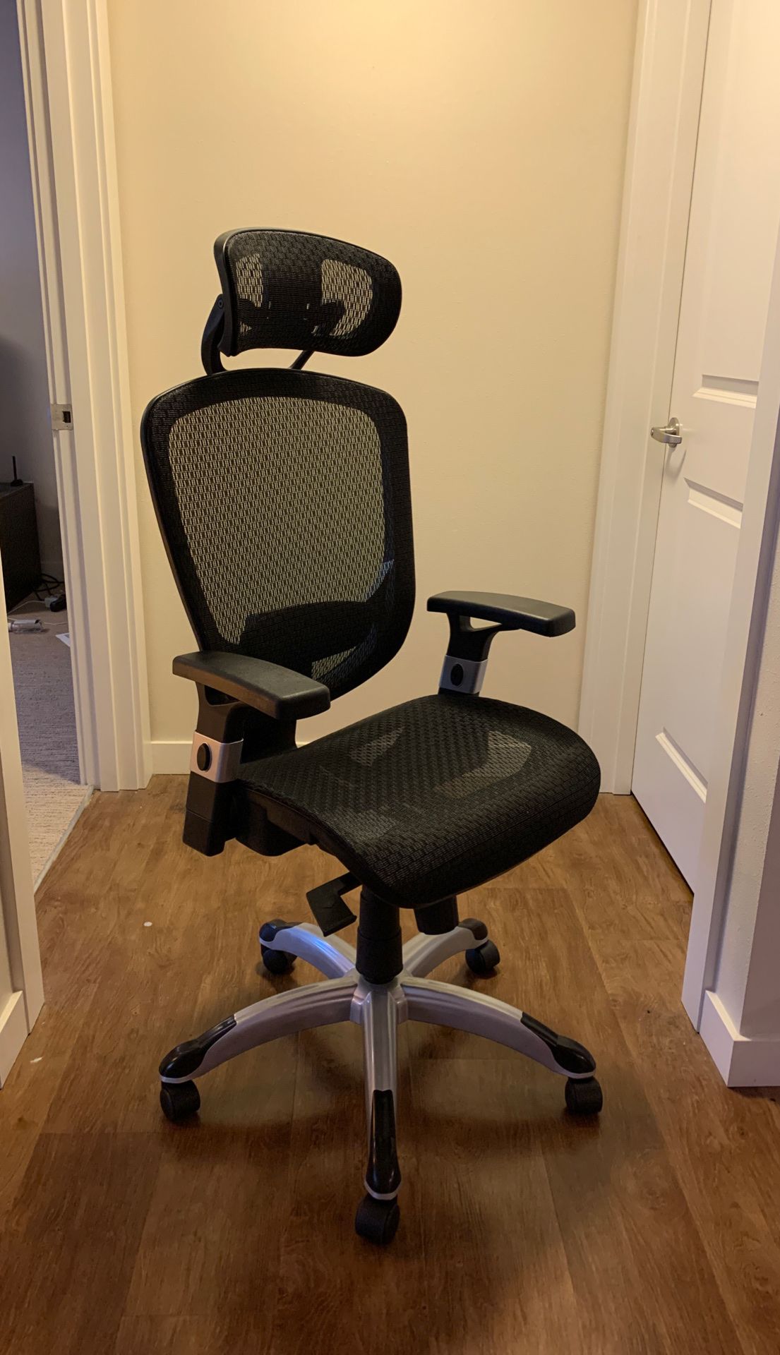 Like NEW - Staples Hyken Mesh Task Chair Black