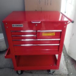 US General, Mobile Tool Box. 5 Drawers With Keys Never Used. New Condition. I Can Deliver For Extra.