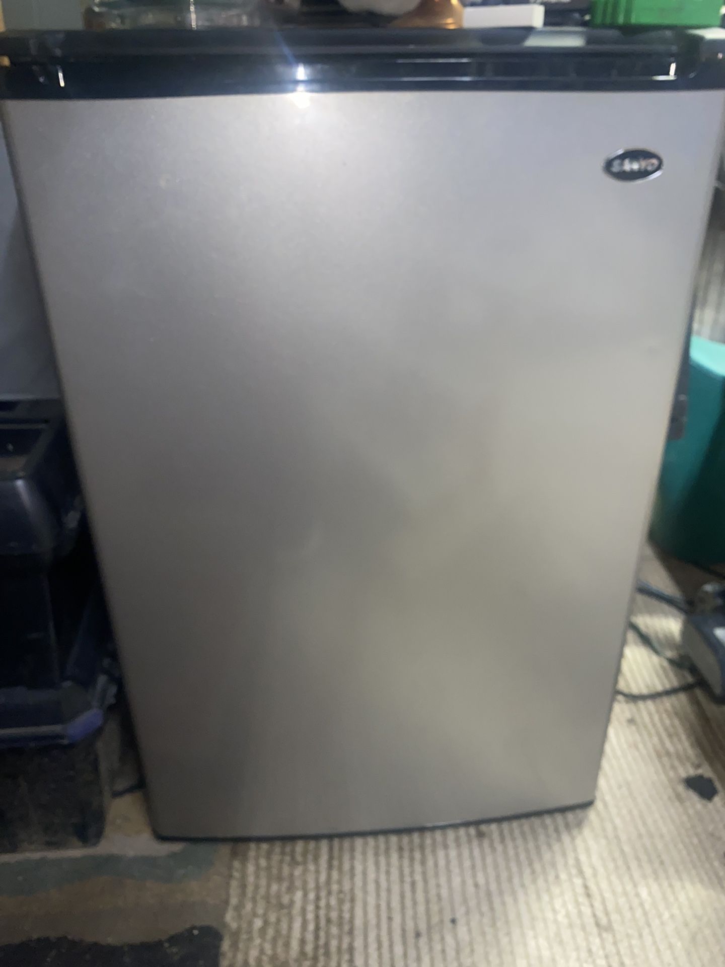 Sanyo 4912m Mini Fridge