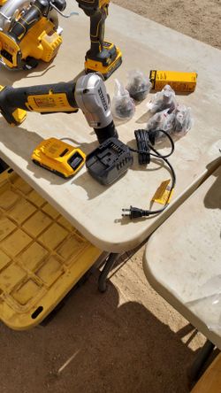DEWALT
20V MAX Lithium-lon Copper
Swage Tool with 2 Ah Battery,
Charger