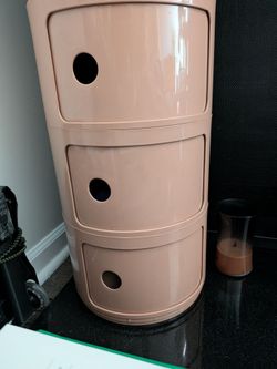 Round Kartell shelves end table
