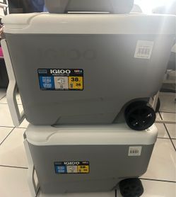 IGLOO 36 litter rolling cooler