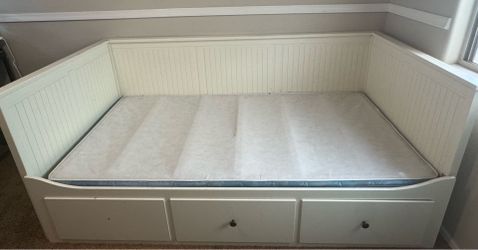White daybed