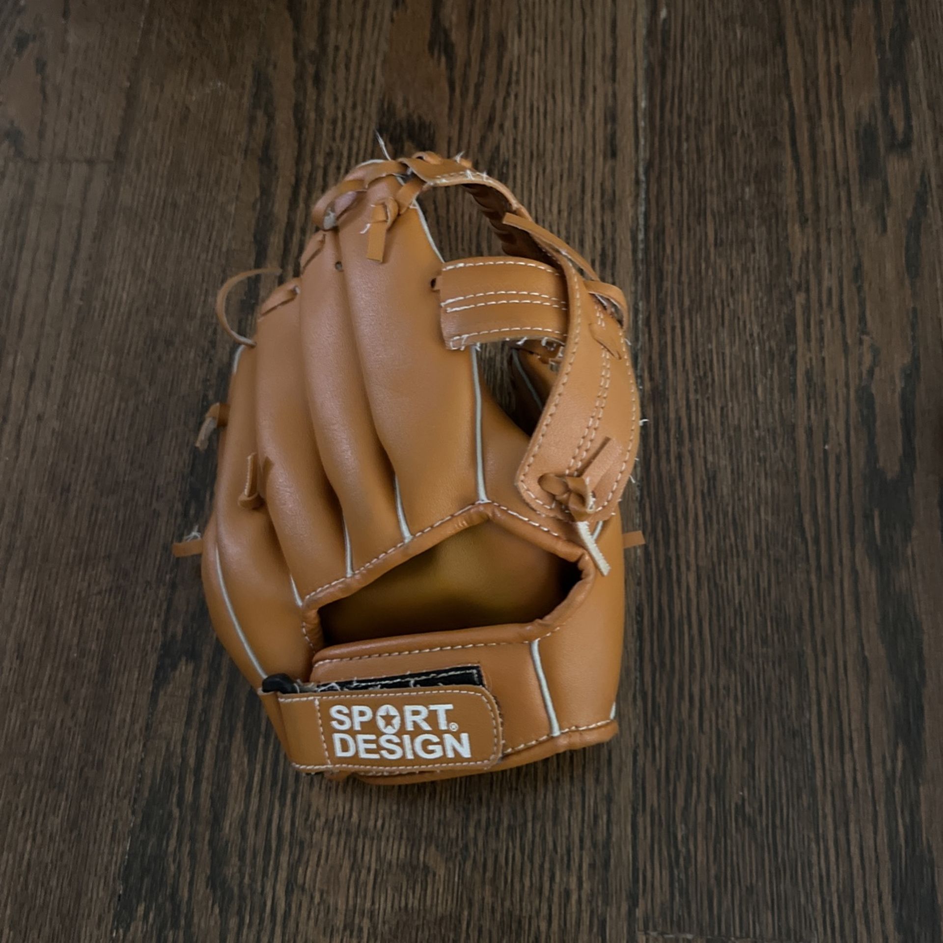 Right-Handed Baseball Mitt Sport Design