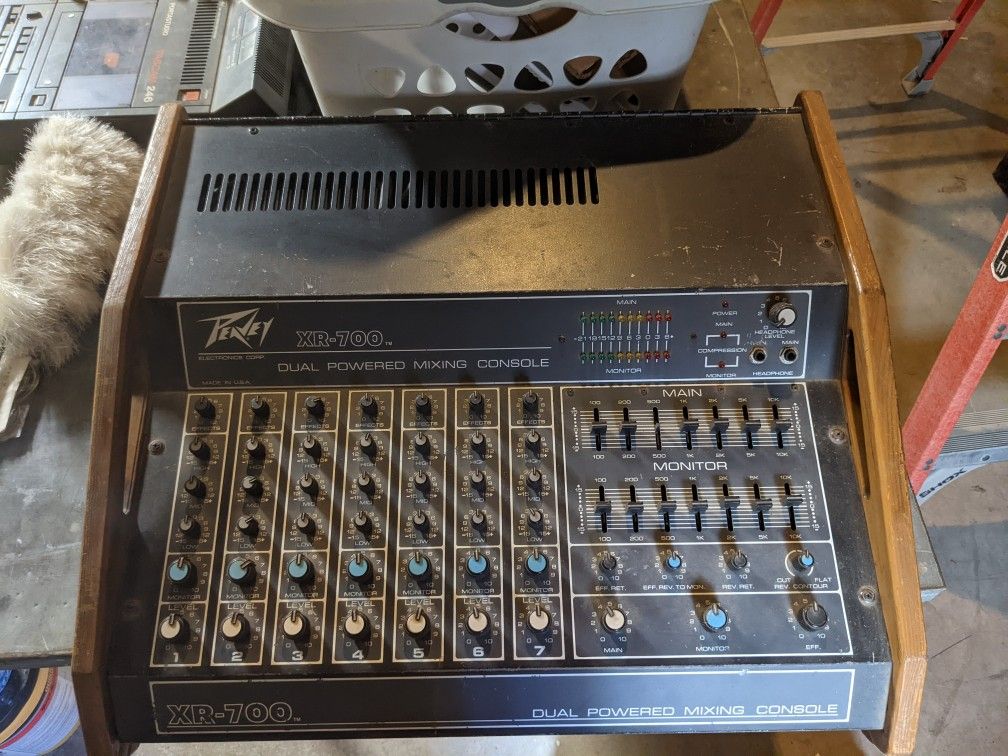 Peavey XR-700 Wood & Black Metal
Mixing Board