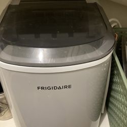 2 Ice makers 