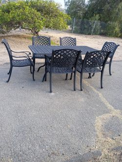 Patio Furniture Table and 6 Chairs