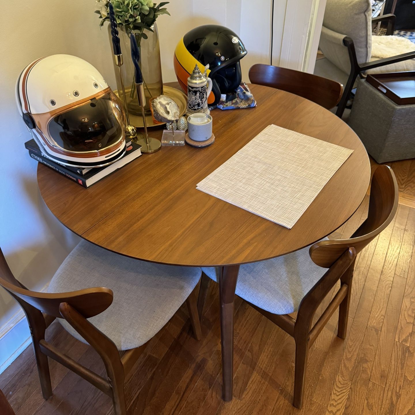 West Elm Mid Century Expandable Table Round 4 Four Chairs