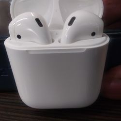 Apple Airpods (1st Generation)