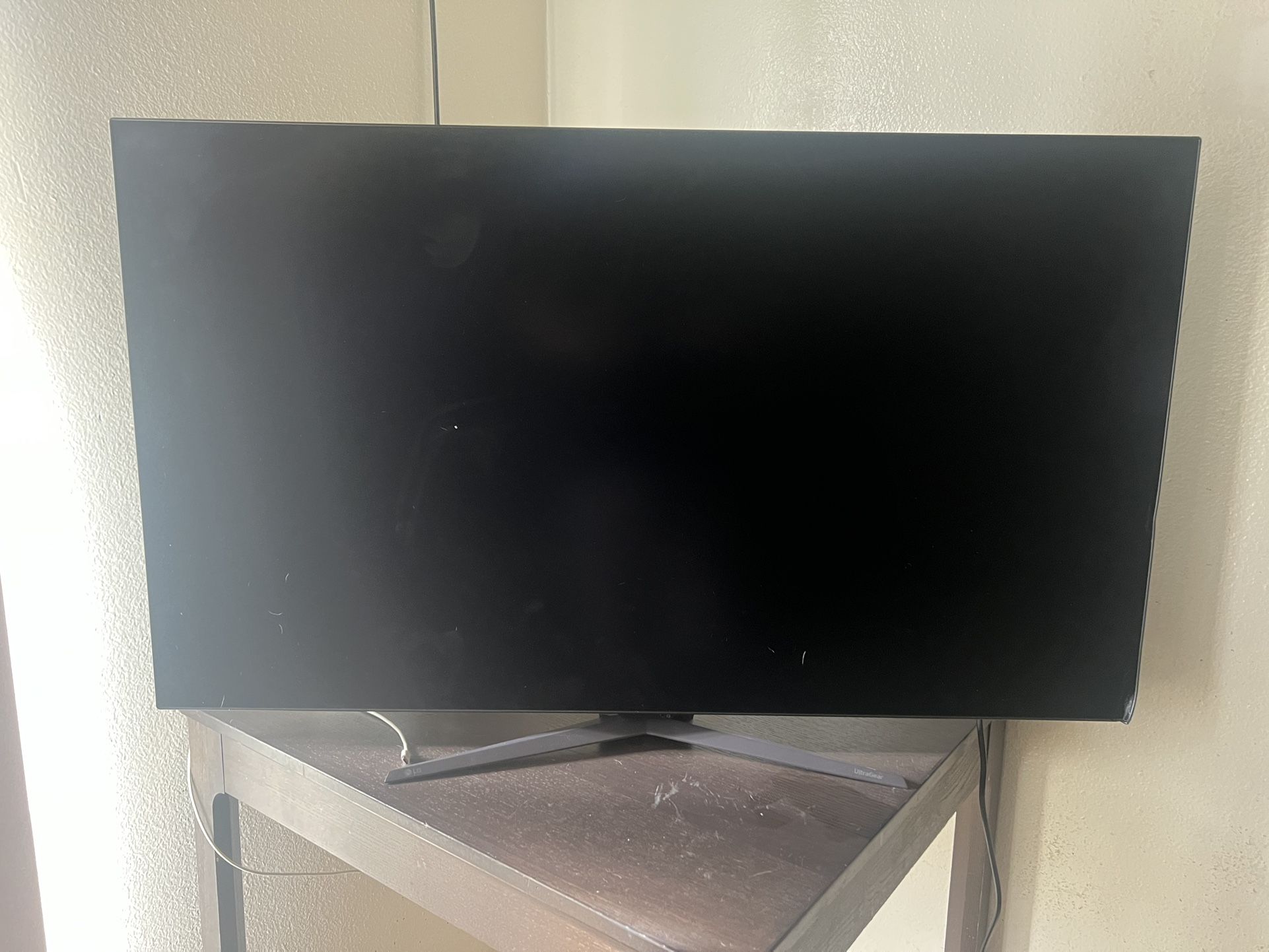 LG OLED 48 inch 4K 120HZ! Screen Is broken For Parts It comes with the complete stand