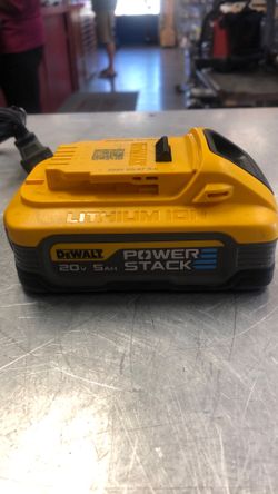 1003 Dewalt 20v 5ah Power Stack battery and charger 553767