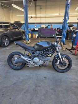 2011 Ducati 696