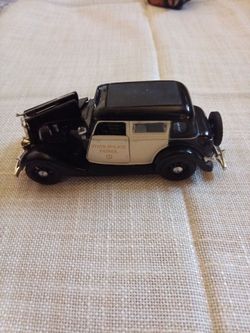 1934 Ford Fordor & 1960 VW Bug