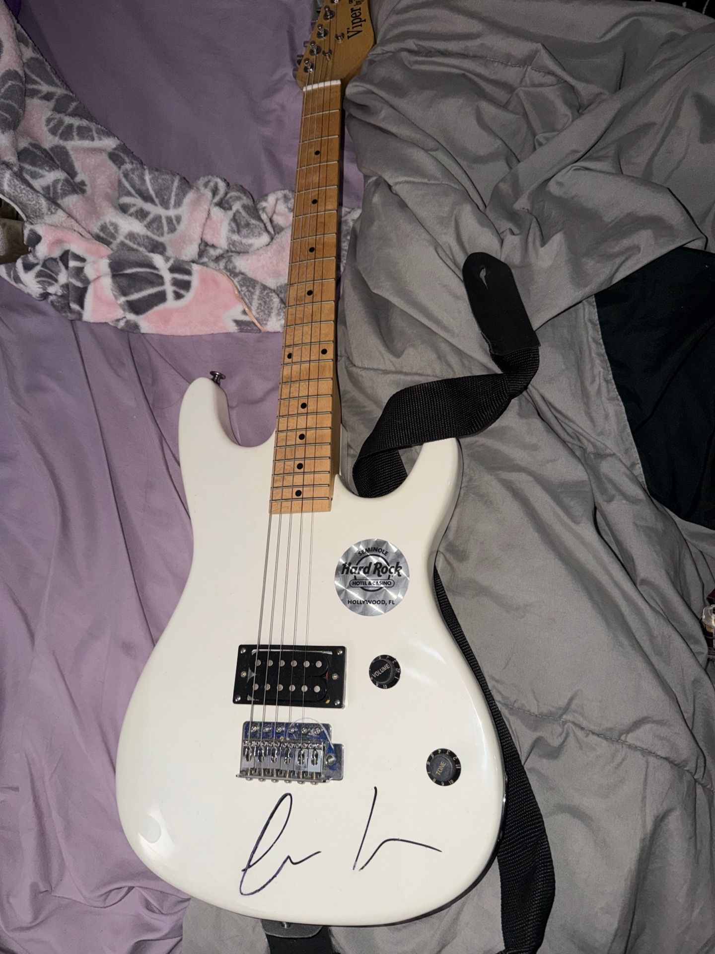 White Viper Electric Guitar – Signed + Hard Rock Edition