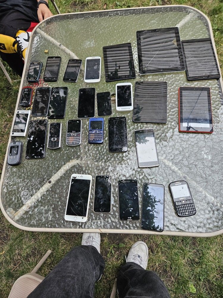 22 Untested Cell Phones And 1 Untested Ipod 1 Untested IPad