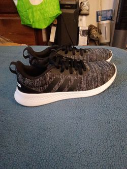 Tennis shoes