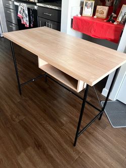 Modern Wood Computer Desk with Drawer in Good Condition (pick up Lakeline Mall Area)