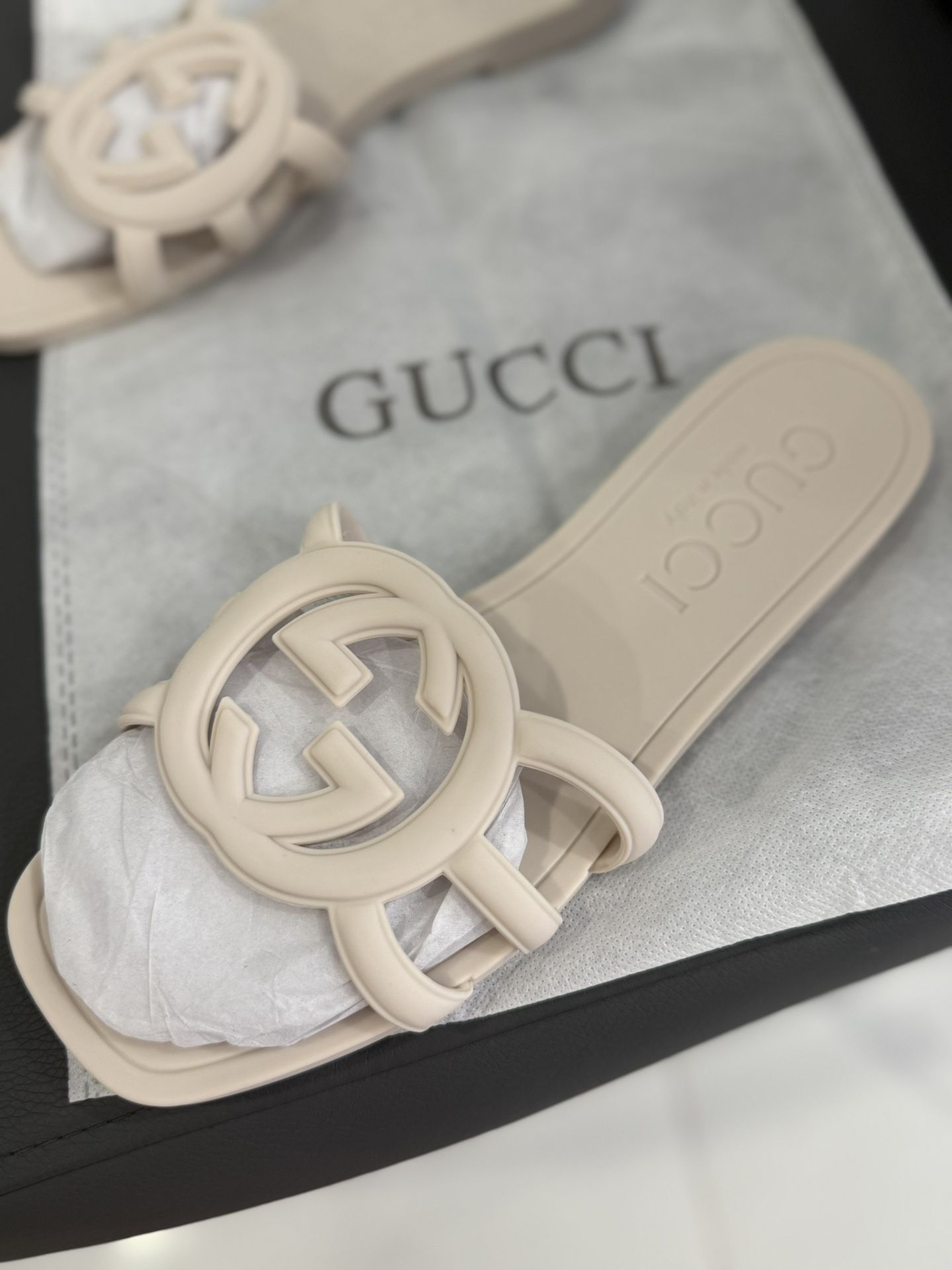 Women White Gucci Rubber Sandals Size 38