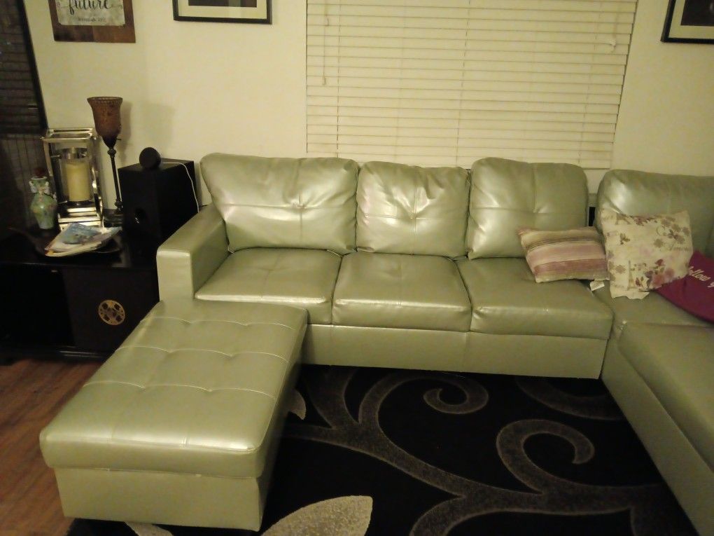 Cozy Sectional Couch W/ ottoman