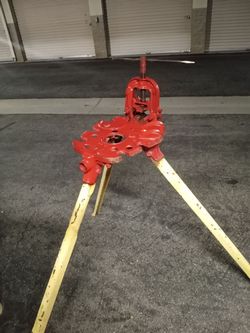Tristand pipe vise