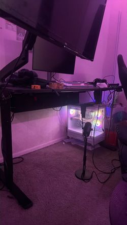 Adjustable standing desk