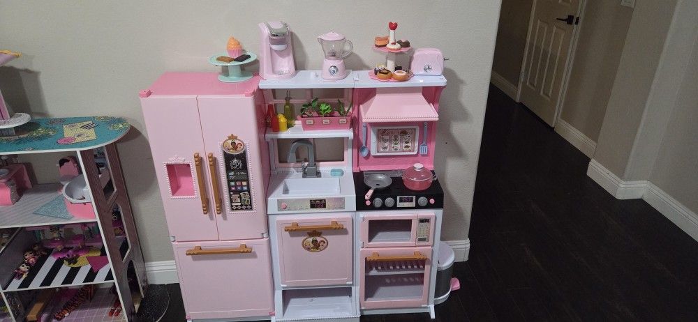 Disney Princess Style Collection Fresh Prep Gourmet Kitchen, Interactive Pretend Play Kitchen for Girls & Kids with Realistic Steam, Complete Meal Kit