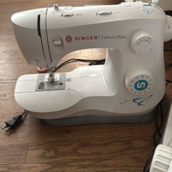 Singer Sewing Machine 