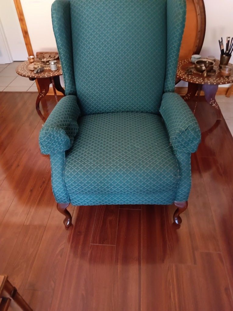 Blue/Green Recliners : Cherry  Tables