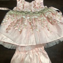 Vestidos de niña talla de 3/6 meses pido$ 10 por cada uno