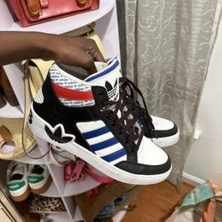 Women’s 8.5 Adidas Sneakers