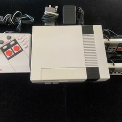 Nintendo NES System+30 Game Lot+2 Controllers+NES Advantage+Game Genie+Booklets 