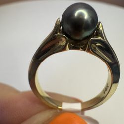 585 14k yellow gold , Pearl ring 4,6 grams , size 6,5