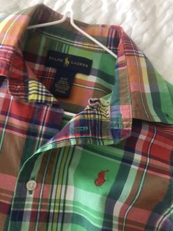 Polo de niño 5 dollar cada una están como nueva