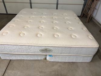 King Simmons Beautyrest Pillow Top Mattress with Box Spring