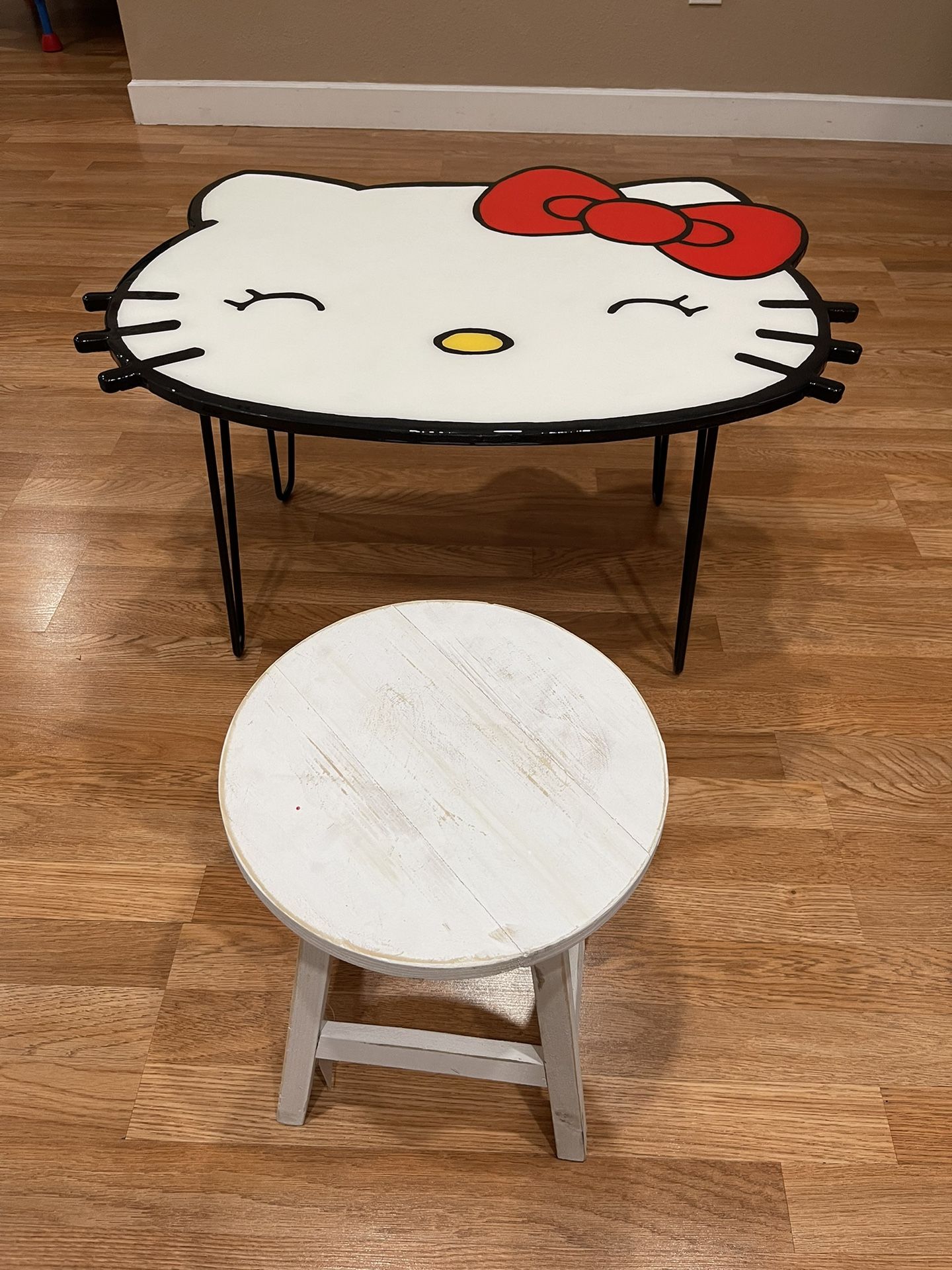 Hello Kitty Table