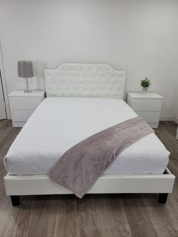Cama Con Colchón Y 2 mesas de noche