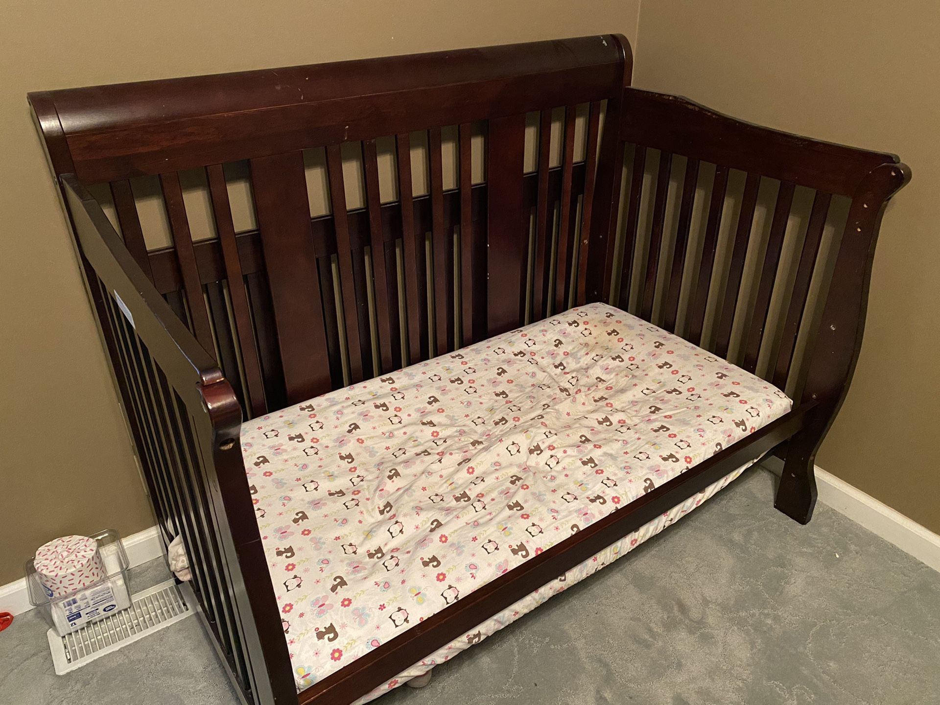High Quality Baby Crib - it comes with front gate