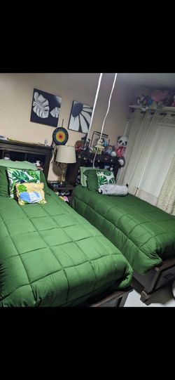 Dos camas twin de madera sólida en buenas condiciones 400 por las dos no incluye los colchones
